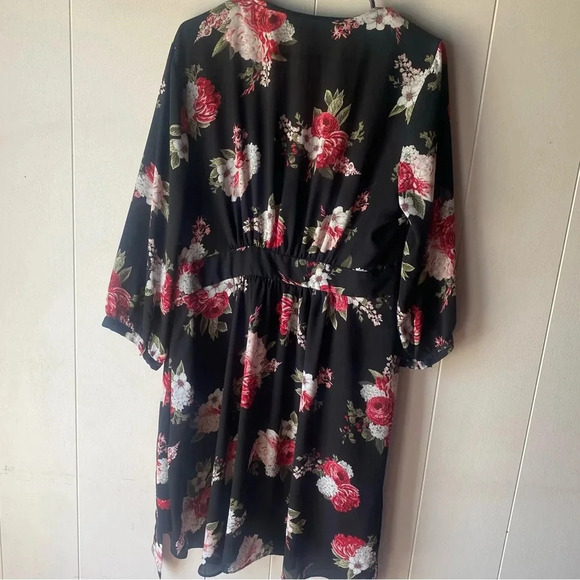Torrid hi-low floral wrap top - 1X - Picture 2 of 6